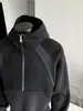 Sudadera con medio cierre y cuello alto en color blanco y gris para hombre, sudadera con capucha de peso pesado de retazos deconstruidos para otoño, ropa exterior de corte limpio para hombre