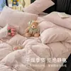 Juego de ropa de cama de cuatro piezas de terciopelo de leche con estampado de corazones rosas para otoño e invierno, que incluye una funda de edredón gruesa y cálida y un juego de sábanas de tres piezas