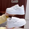 Zapatillas de cuero genuino de 6 cm de suela gruesa para aumentar la altura para mujer, con cordones, punta redonda, color blanco, versátiles zapatillas deportivas casuales