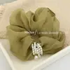 Goma para el pelo fruncida de tela con perlas estilo coreano inspirada en Chanel, Dulce y a la moda para coleta, Accesorio para el cabello moderno y elegante