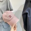 Boné de Baseball Estilo Americano com Bordado de Letras Color-Block Desgastado para Mulheres com Circunferência de Cabeça Grande, Faz o Rosto Parecer Menor, Boné Versátil Casual com Aba Curta para Homens, Tendência