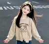 Conjunto de suéter para meninas, nova coleção outono 2026, apresentando um suéter de tricô com urso de desenho animado e calça jeans de perna larga, um conjunto de duas peças em um estilo coreano moderno