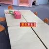 Mesa cuadrada larga de madera con veta artística. Seis mesas y sillas infantiles pueden elevar escritorios y sillas de estudio. Mesa de pintura de madera maciza para jardín de infantes