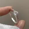 Anillo de un solo diamante con diseño de nicho de cobre plateado, estrella cósmica dinámica giratoria con superficie brillante rodeando el anillo del planeta. Venta al por mayor