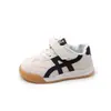 Sapatos de Bebê em Couro 2025 Modelo Novo de Outono para Meninos e Meninas Tênis Antiderrapante Solado Macio Sapatos de Bebê e Criança Pequena Sapatos Infantis