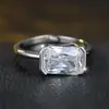 Anillo Rectangular Rongxing Clásico Sencillo de Piedra Brillante Transfronterizo para Mujer, Banda Delgada con Cuatro Garras, Lujo Ligero, Versátil para el Viaje Diario