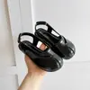 Sandálias femininas estilo francês, bico dividido e fechado, novo modelo de verão 2026, sapatos Mary Jane planos de tira única, sapatos de casco de porco