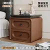 Mesita de Noche Estilo Vintage Crema Madera Maciza Ultradelgada Modelo Nuevo 2026 Gabinete de Almacenamiento Pequeño de Noche para Dormitorio del Hogar de Gama Alta