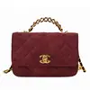Bolso cuadrado pequeño versátil exquisito transfronterizo para mujer, bolso de bandolera con cadena de patrón de diamantes de nicho moderno, bolso de hombro simple popular para el día a día.
