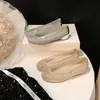 Sapatos femininos de sola reta para aumentar a altura com separador de dedos, novo modelo da primavera de 2026, sapatos rasos slip-on em bordô com tela e strass