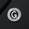Nuevo Broche de Letra Capital Redonda Incrustada con Diamantes de Amazon Accesorios Creativos para Traje de Negocios de Hombres Fabricante
