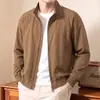 Chamarra bomber Cleanfit desestructurada con cuello alto para hombre, chaqueta corta estilo béisbol americano con silueta de hombro estructurada, chaqueta de trabajo