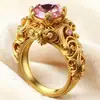 Super Popular 2026 Novo Anel Dourado de Venda Quente Transfronteiriça com Incrustação de Zircônia Rosa, Versátil Anel de Diamante Rosa Esculpido Estilo Europeu e Americano