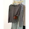 Foto real de una camiseta de manga larga a rayas de alta gama estilo coreano, camiseta básica holgada estilo coreano para otoño e invierno, top engrosado y cepillado