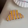Presilha de garra colorida listrada estilo coreano, presilha de cabelo de tamanho médio de alta qualidade para mulheres, presilha de tubarão para a parte de trás da cabeça, pequeno acessório de cabelo de presilha de garra