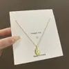 Collar de cadena para clavícula con colgante redondo de flor de rosa retro europeo y americano para mujer, cadena súper etérea con colgante de perla, accesorio elegante para chicas a la moda