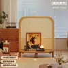Biombo vintage de madera maciza cuidadosamente seleccionado para la sala de estar, con tejido de ratán como división para la entrada, diseñado para cubrir la puerta directamente frente a la entrada, y un nuevo estante de almacenamiento de estilo retro