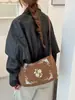 Bolsa tote de camurça bordada com trevo de quatro folhas, estilo retrô coreano, para mulheres, nova coleção outono/inverno 2026, bolsa de ombro de grande capacidade