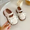 Zapatos de cuero estilo coreano para niñas, nuevo modelo de otoño 2026, zapatos estilo princesa con lazo de alta apariencia y suela suave para bebés