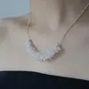 Collar de Cristal Blanco Transparente de Diseño de Nicho, Sensación de Lujo Ligero y Gama Alta, Cadena de Clavícula de Moda para el Viaje Diario, Elegante Accesorio para el Cuello para Mujeres