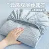 Conjunto de três peças de lençol de cama e capa de colchão de gaze dupla camada amassada Classe A, protetor de colchão de gaze dupla camada tipo nuvem com bordas elásticas, adequado para todas as estações