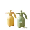 Botella pulverizadora de alta presión de 2 litros en colores macarrón para desinfección y riego, adecuada para limpieza y jardinería, disponible en supermercados y tiendas departamentales