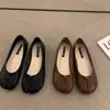 Sapatos Pretos de Porco com Bolinhas, Bico Dividido, Baixos, para Mulheres 2026 Novo Outono Moda de Bolinhas Loafers de Nicho para Mulheres