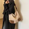 Bolsa grande de camurça retrô, nova bolsa feminina outono/inverno 2025, bolsa de ombro, bolsa transversal, bolsa tote popular para o dia a dia