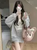 Conjunto esportivo casual de moletom cinza para mulheres, outono 2026, jaqueta super popular para o início do outono, saia curta, conjunto de roupa estilo coreano