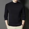 Nuevo suéter de invierno para hombre de cuello alto medio con lana de oveja, cálido top de punto casual, color liso y versátil