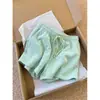 Shorts casuais de dormir simples na cor verde menta, estilo coreano, para mulheres, novo modelo de verão, shorts versáteis com cordão confortável, adequados para usar fora de casa como calças de casa.
