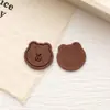 Nueva etiqueta de cuero con cabeza de oso linda cosida a mano sombrero bufanda adorno para la cabeza marca de cuero accesorios de ropa al por mayor