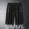 Shorts esportivos de seda gelada para fitness com bolsos com zíper para homens e mulheres, shorts casuais finos de verão de tamanho grande de secagem rápida para uso ao ar livre