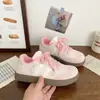 Tênis de treino alemães rosa estilo coreano, com sola grossa, para mulheres, novos de 2026, outono, tênis esportivos casuais brancos versáteis