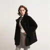 Outono/Inverno 2025 Casaco de Pele de Cordeiro Preguiçoso Solto Botão de Chifre Casaco Shearling Feminino Casaco de Pele de Cordeiro