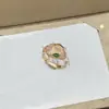 Anillo Serpiente Baojia Versión de Alta Gama Transfronteriza Europea y Americana, Finamente Elaborado con Nácar Blanco Natural y Malaquita, Combinando Diseño Original