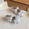 Sandálias Infantil Trançadas Vazadas com Strass 2026 Primavera e Verão Novas Estilo Coreano Sapatos de Princesa com Laço para Meninas com Saia