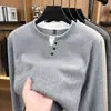Camiseta Popular de Color Sólido Versátil de Manga Larga para Hombre, Sudadera de Nuevo Estilo Falsa de Dos Piezas con 3 Botones, Ropa Base para Hombre para Primavera y Otoño