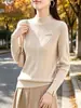 Camiseta base de punto de terciopelo Andy de tres hilos con cuello semi-alto para mujer, nueva ropa interior elegante de otoño e invierno con puños con abertura y detalles de cuentas.