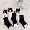 Celebridade da internet outono e inverno alta definição personalizado ponto duplo letras preto e branco etiqueta quente ins alta qualidade moda meias de cano médio masculinas e femininas