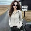 Camiseta Listrada com Capuz e Zíper Manga Longa Estilo Coreano Plus Size para Mulheres Outono Inverno Nova Moda Versátil Emagrecedora Redutora de Idade Top para Mulheres
