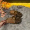 Colección Otoño 2026: Sandalias estilo retro de una tira y punta abierta para mujer, con un diseño suave y cómodo, perfectas para uso casual.