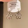 Susurro de Perla Floral~Estilo Lujo Ligero Pendientes de Botón de Flor de Perla Incrustados con Diamantes, Pendientes Únicos y Elegantes, Pendientes Dulces de Nicho de Lujo Ligero