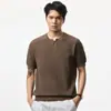 Ropa de Hombre Xintang 2026 Verano Nueva Tela de Hilo de Algodón Color Sólido Simple Cuello Henley Vintage Estilo Old Money Camiseta