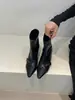 []Botines de tacón alto gruesos de punta para mujer, nuevo estilo 2026, con correas cruzadas y detalles de hebilla, y cremallera trasera, parecidos a las botas de montar