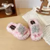 Lindas y dulces pantuflas florales esponjosas para niñas, nueva colección otoño/invierno 2026, forradas de felpa para abrigar, pantuflas de algodón versátiles y cómodas de meter el pie