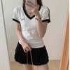 Camiseta Feminina de Verão Estilo Esportivo Americano Listras Contrastantes Decote V Manga Curta Efeito Emagrecedor Camisa Branca para Usar por Baixo Top com Ombro Direito