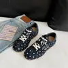 Zapatillas de entrenamiento alemanas de lunares estilo coreano para mujer, zapatillas casuales versátiles clásicas de suela plana con doble hebilla, puntera redonda, ligeras, lunares modernos