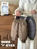 Pantalones de plumón de pato blanco para bebé Otoño e Invierno 2026 Nuevo Estilo Coreano para Bebés Gruesos Cálidos Elegantes Pantalones de plumón Clase A