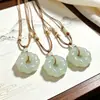 Pendente de flor de aventurina natural no atacado, pingente de fivela de paz torcida de aventurina cor de água clara, corrente para clavícula de jade